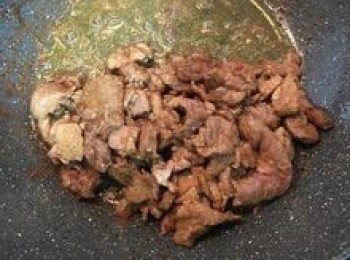 step8: 下羊肉快炒到半熟後起鍋，