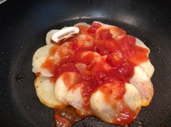 step5: 薯仔片開始呈現半透明時，塗上一層蕃茄醬，再鋪上蘑菇片，蓋上鑊蓋煎至蘑菇熟