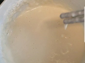 step2: 先將溫水100ml和鹽混入面粉內攪拌成無顆粒的粉漿 ，加入雞蛋至粉漿攪勻再加入剩余的溫水攪勻。不能一次倒入溫水，然則粉漿會容易有顆粒。