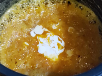 step3: 用牛油起鑊， 慢火炒香鹹蛋黃， 再加入椰漿、 些少雞粉及糖拌勻， 盛起備用