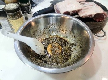 step1: 香草，鹽，黑椒，蒸魚豉油，橄欖油先混合