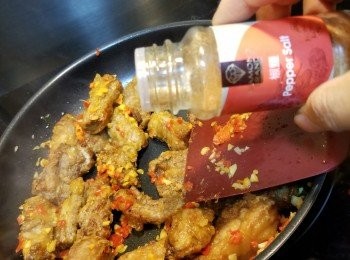 step6: 再灑上適量椒鹽即可上碟