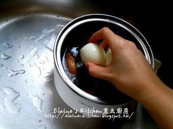 step9: 10分鐘後再加入雞蛋 , 再按<蒸 / 煮>功能 , 火力繼續調至300 , 時間調至5分鐘 (如用明火 , 將<a href="https://bit.ly/3zHU5V3" target="_blank" data-keyword="雞翼" class="guide-link"><strong>雞翼</strong></a> <span style="display:inline-block;vertical-align:middle;margin-top:-3px;color:initial;border-radius:3px;padding:2px 3px;font-size:12px;line-height:14px;background:#87d300;color:#fff;">即買</span> 加入<span class="group_2">豉油汁</span>內蓋上蓋用慢火煮10分鐘後 , 加入雞蛋繼續用慢火煮5分鐘