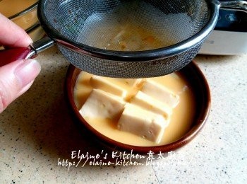step8: 再加入1倍半水的份量(225ml)拌勻 , 用隔網去雜質放入雞蛋豆腐的砵仔內