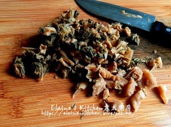 step7: 浸好的梅菜用水再沖一沖洗乾淨 , 瀝乾水份後用手渣乾再切粒