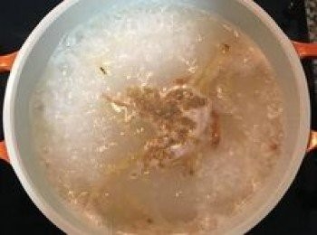 step5: 粥煮滾後，放入鹽、香菇精與白胡椒粉；