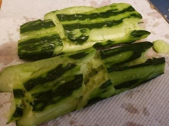 step2: 拍扁切段 加鹽拌勻醃兩分鐘。