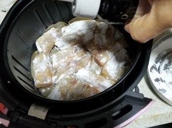 step3: 用油壺噴上一層油於生粉面上(如沒有油壺可以用油掃印上油)(噴油作用是令生粉沾到油有脆口效果)氣炸鍋用190度氣炸10分鐘