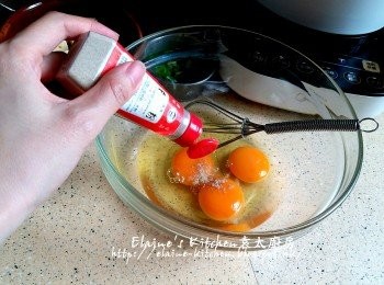 step7: 餘下三隻雞蛋打入大碗內 , 加少許胡椒粉調味拌勻