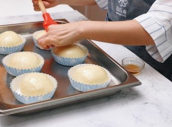 step6: 麵包面掃上蜜糖水或糖水。