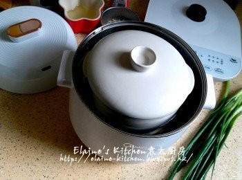 step4: 蓋上燉盅蓋 , 蒸燉寶的煲內加熱水至水位位置 , 放上蒸架 , 放上燉盅 , 蓋上煲蓋