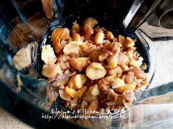 step9: 栗子肉放入破壁機內(留少許栗子肉作最後之用) , 加入2杯水份量