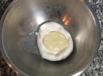 step6: 將煮好的粿脆與糯米糰混揉在一起；