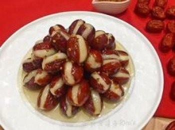 step14: 再將桂花蜜糖水澆淋在排列整齊的糯米紅棗上即可。降溫後的糯米紅棗軟Q好吃啊！！