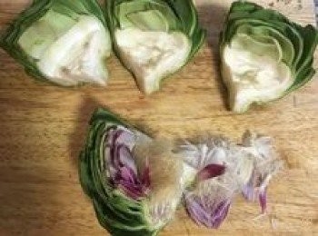 step6: 接著用剪刀半夾半拔的將紫色花瓣和細毛部去除乾淨，拔乾淨後一樣要放入檸檬水中浸泡；