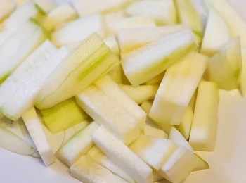 step1: 先把節瓜去皮切條備用