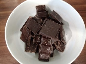 step6: 黑朱古力放碗内