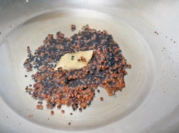 step3: 待油溫下降六成後，加入花椒、月桂葉及鹽，蓋上鍋蓋焗5小時， 加1茶匙鹽，放入玻璃瓶代用。
📝如果油溫太高，麻香會揮發掉。
