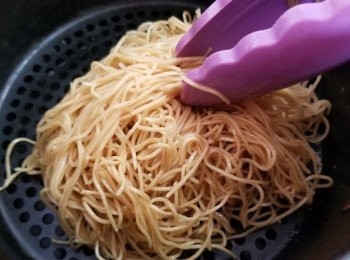 step5: 將麵放入氣炸鍋，以180度炸12分鐘至香脆。