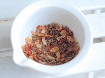 step4: 將指天椒、蒜頭和炸洋蔥磨碎