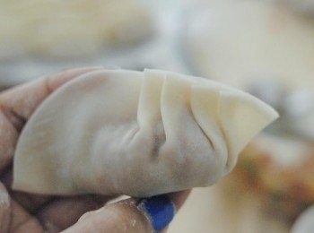 step4: 將兩面對摺，但不要黏著，然後先從右面打3 至4摺