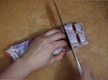 step3: 五花腩洗淨抹乾，在底部每隔大約2cm切一切，大約切三分之一到一半