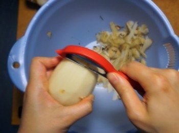 step5: 蓮藕洗淨，之後分開3段
先去皮，