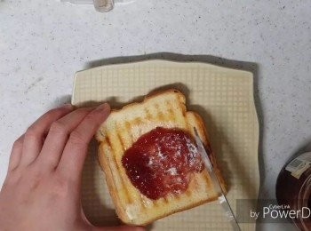 step9: 把兩片多士塗上適量牛油和士多啤梨果醬，