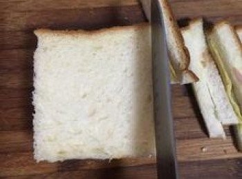 step10: 使用一般的菜刀，平刀將4邊的吐司邊鋸切下來；