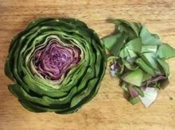 step4: 接著從朝鮮薊頂端約1/4處下到切下；