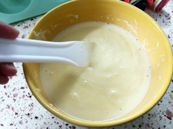 step2: 再加入水/奶拌勻至無粉粒