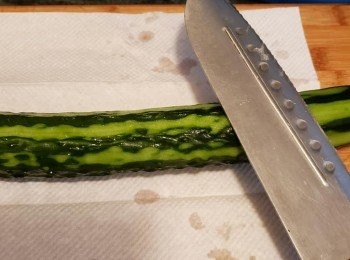 step1: 將青瓜刨走部分皮