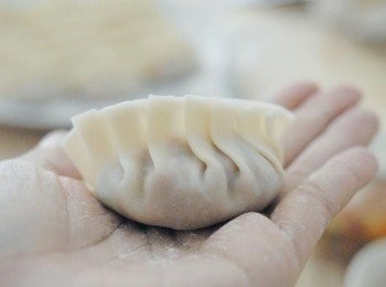 step5: 然後再從左面打摺，然後黏合。放在灑有麵粉的碟上