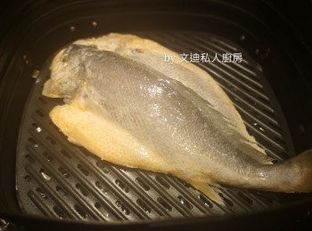 step5: 放入空氣炸鍋190度焗大約15分鐘，時間需自行目測。（如果油炸中大火落鑊，再轉中細火，臨上碟前轉中大火迫走油份。）