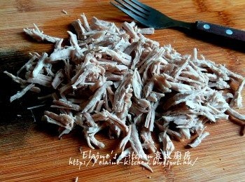 step7: 將薑絲及冬菇片放入早餐機的煎pan內炒至冬菇軟身及有香味 , 盛起冬菇片(薑絲去掉) , 煲30分鐘的瘦肉盛起 , 瘦肉撕成絲  , 煲瘦肉的瘦肉水留起