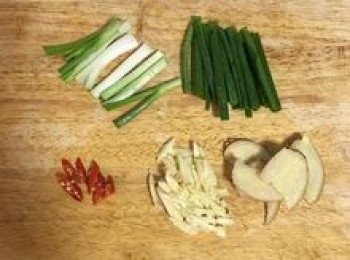 step2: 蒜拍扁去皮後切片、薑切片、蔥切段並將蔥白蔥綠分開、辣椒切斜片；