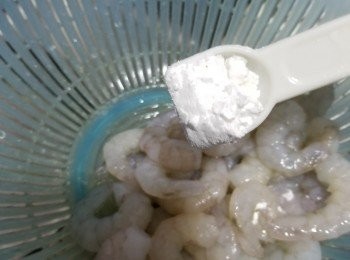 step1: 急凍蝦仁解凍後用生粉洗淨,再沖水