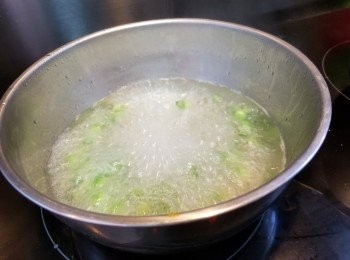 step8: 1/4個涼瓜切細粒,用滾水落砂糖1茶匙,鹽半茶匙,油1湯匙煮1分鐘