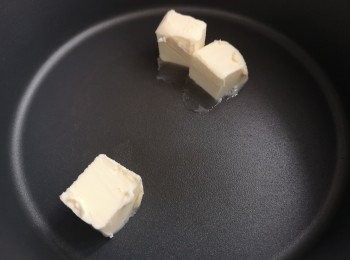 step3: 先全程細火煮溶牛油。