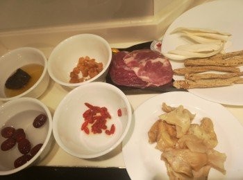 step1: 乾螺肉先用水浸軟，清洗事淨螺肉，紅浸軟去核棗，豬屢汆水，淮山、北芪和黨蔘浸15分鐘，果皮浸軟刮去白色嚢。
