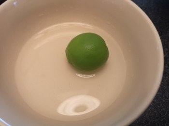 step6: 入樽前用少許米酒或清酒清洗梅子表面。