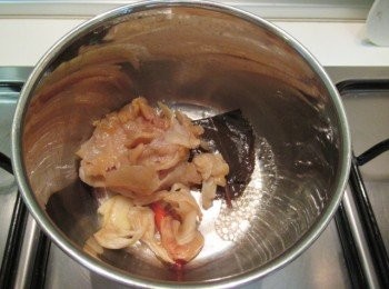 step3: 取小鍋子,放入步驟1的櫻花葉,酒,味霖,蒜碎及辣椒煮滾出香氣,續倒入昆布柴魚高湯.