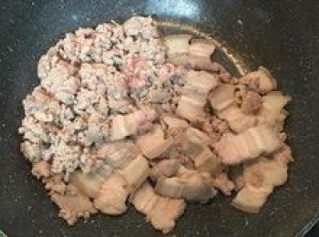 step4: 原鍋放少許油，將絞肉及五花肉炒白炒散；