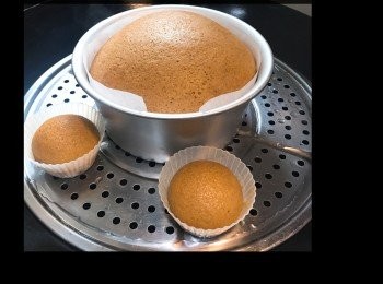 step3: 倒入模內。
水滾後，中大火蒸40-50分鐘
（視乎模具厚度）
蒸好後開蓋後才熄火。
用筷子插入沒粘著表示熟透