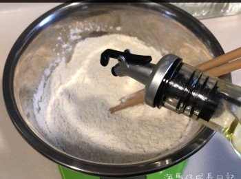 step2: 加入油及水攪勻 （水留返少少，最後慢慢加入將麵粉黐埋一齊）