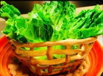 step8: 撕幾片生菜放進麵包籃墊底。

麵包籃做法， 參考如下：
http://winniesimplekitchen.blogspot.com/2015/02/blog-post_16.html