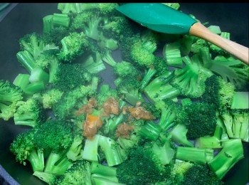 step2: 加入辣醬炒西蘭花。