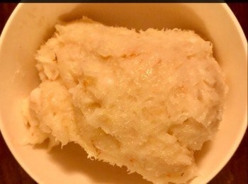 step2: 蝦滑加少許鹽、胡椒粉及少許雞粉攪拌好待用。