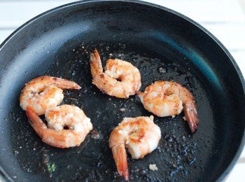 step2: 將鮮蝦去殻，灑上少許鹽及胡椒粉，煎至金黃色備用
