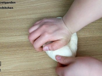 step7: 開始揉麵團囉~ 一般是可以壓的方式去揉
但我更愛去摔它, 摔的話會更出薄膜